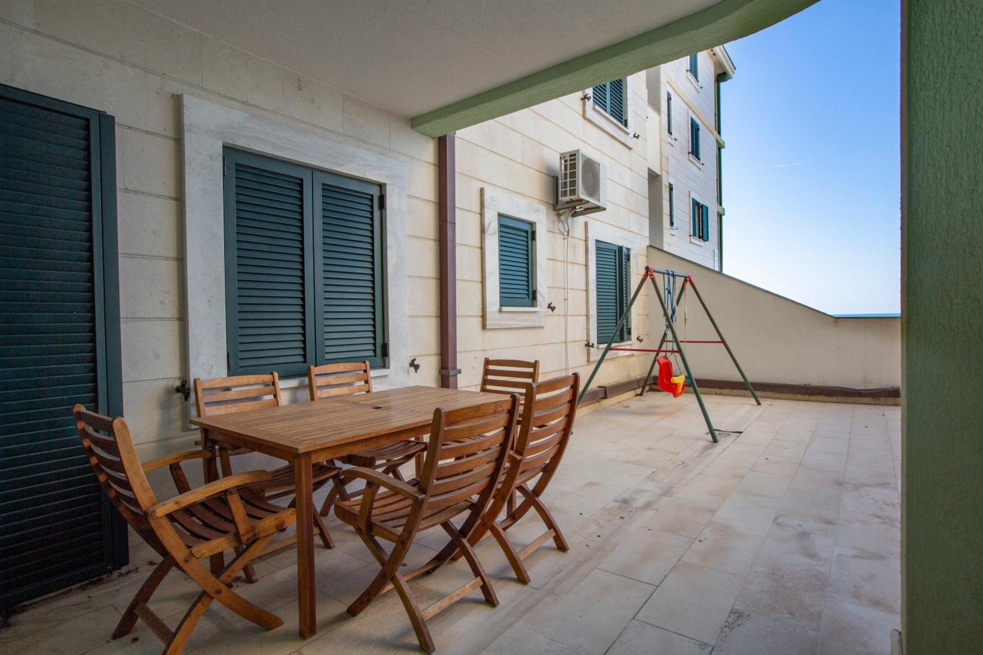 Montesan Luxury Apartment Beach Front Светі-Стефан Екстер'єр фото