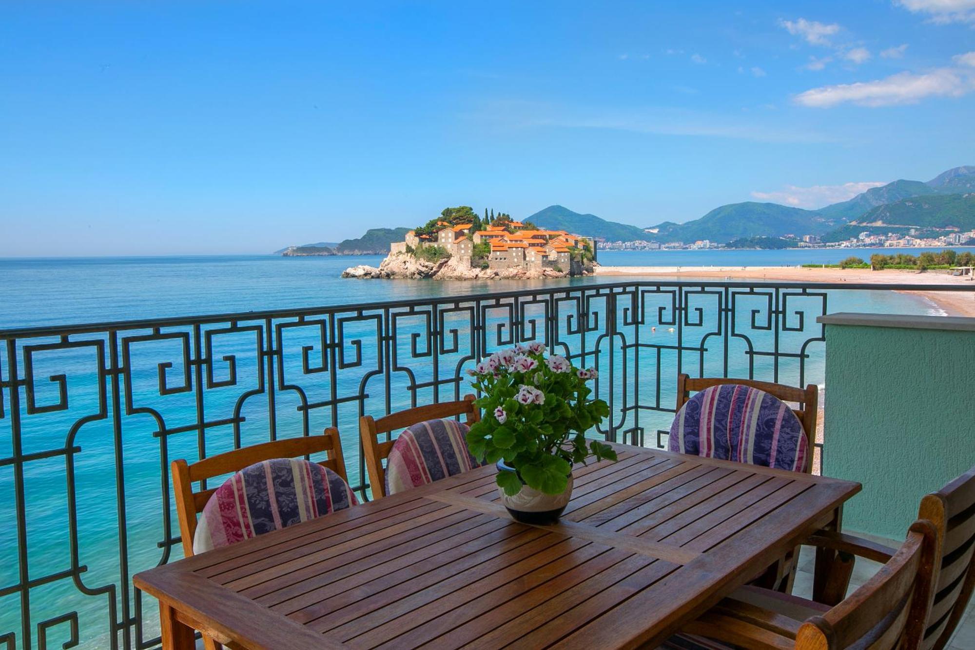 Montesan Luxury Apartment Beach Front Светі-Стефан Екстер'єр фото