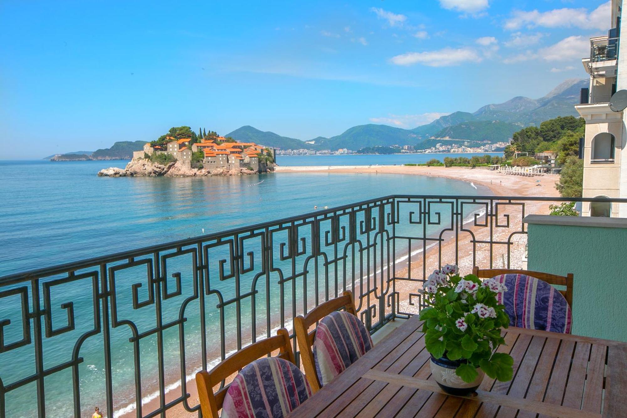 Montesan Luxury Apartment Beach Front Светі-Стефан Екстер'єр фото